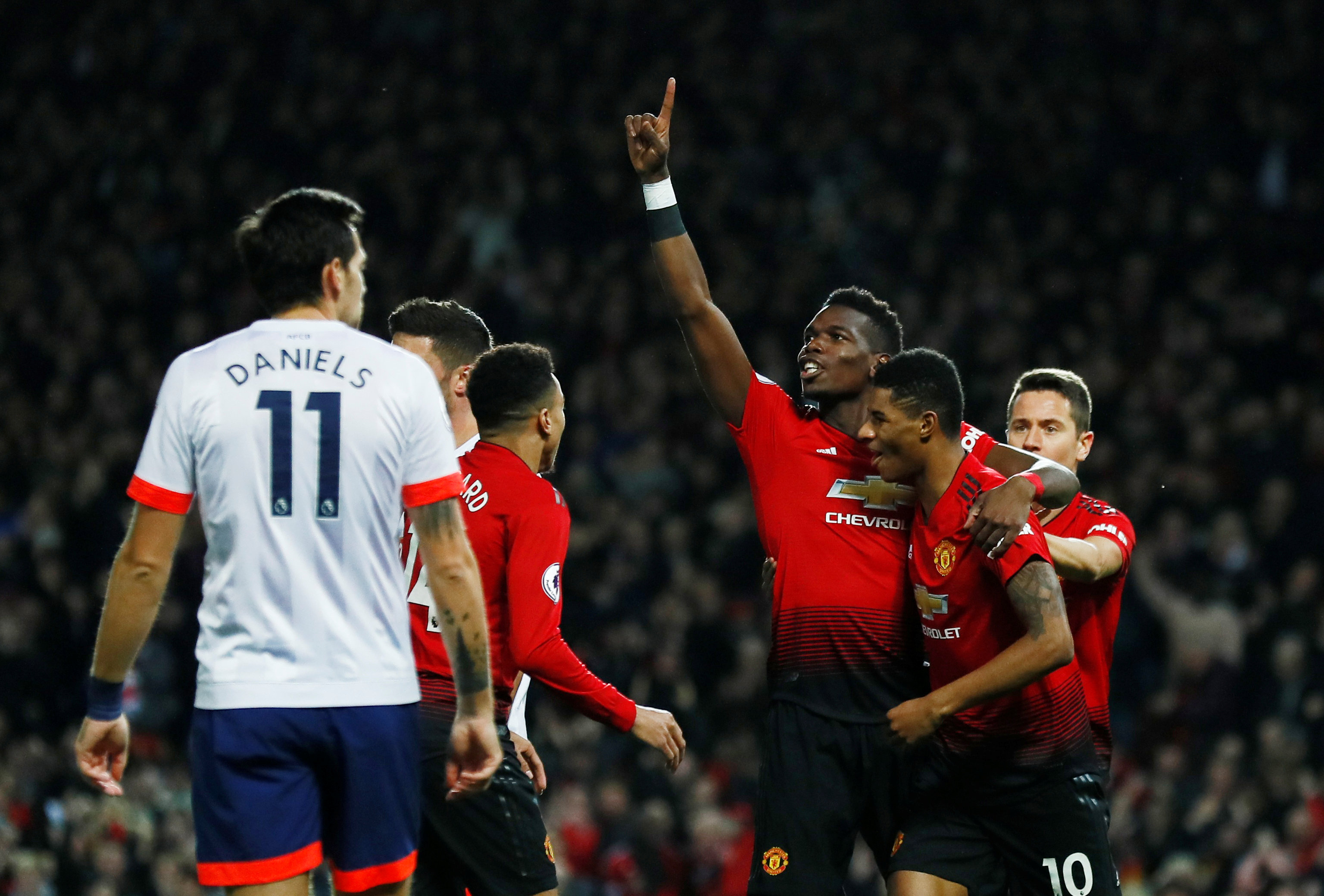 无解！13年范佩西天外飞仙+半场戴帽，曼联提前4轮夺冠！.